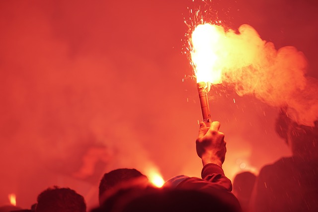 Wie kommt Pyrotechnik ins Stadion?